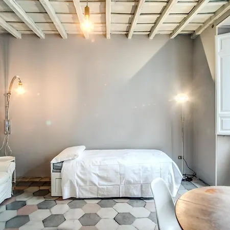 Stylish And Spacious Next To The Colosseum