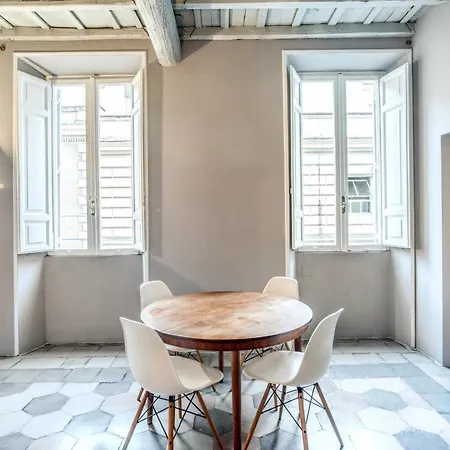 Stylish And Spacious Next To The Colosseum * 로마